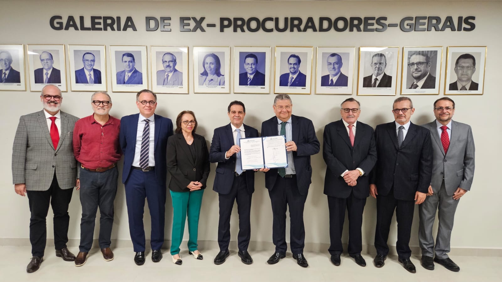 grupo de pessoas posa para a foto